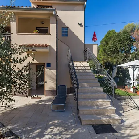 Silvia Big Private Garden فونتانا