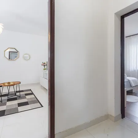 Apartment Silvia Big Private Garden Funtana