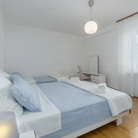 Apartment Silvia Big Private Garden Funtana
