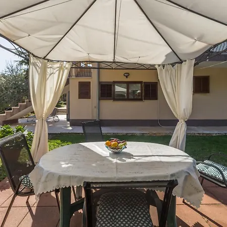 Silvia Big Private Garden Apartment Funtana